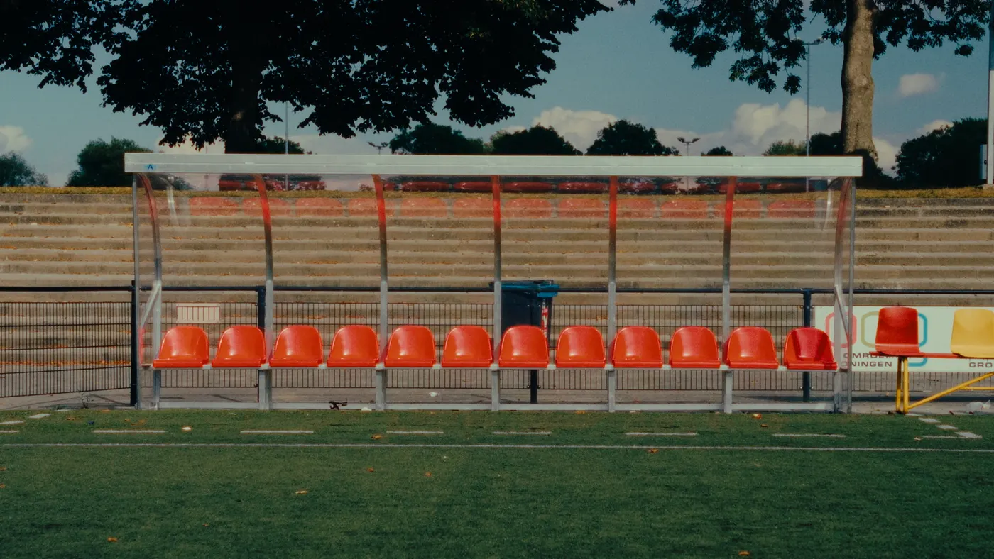 De dug-out langs het veld