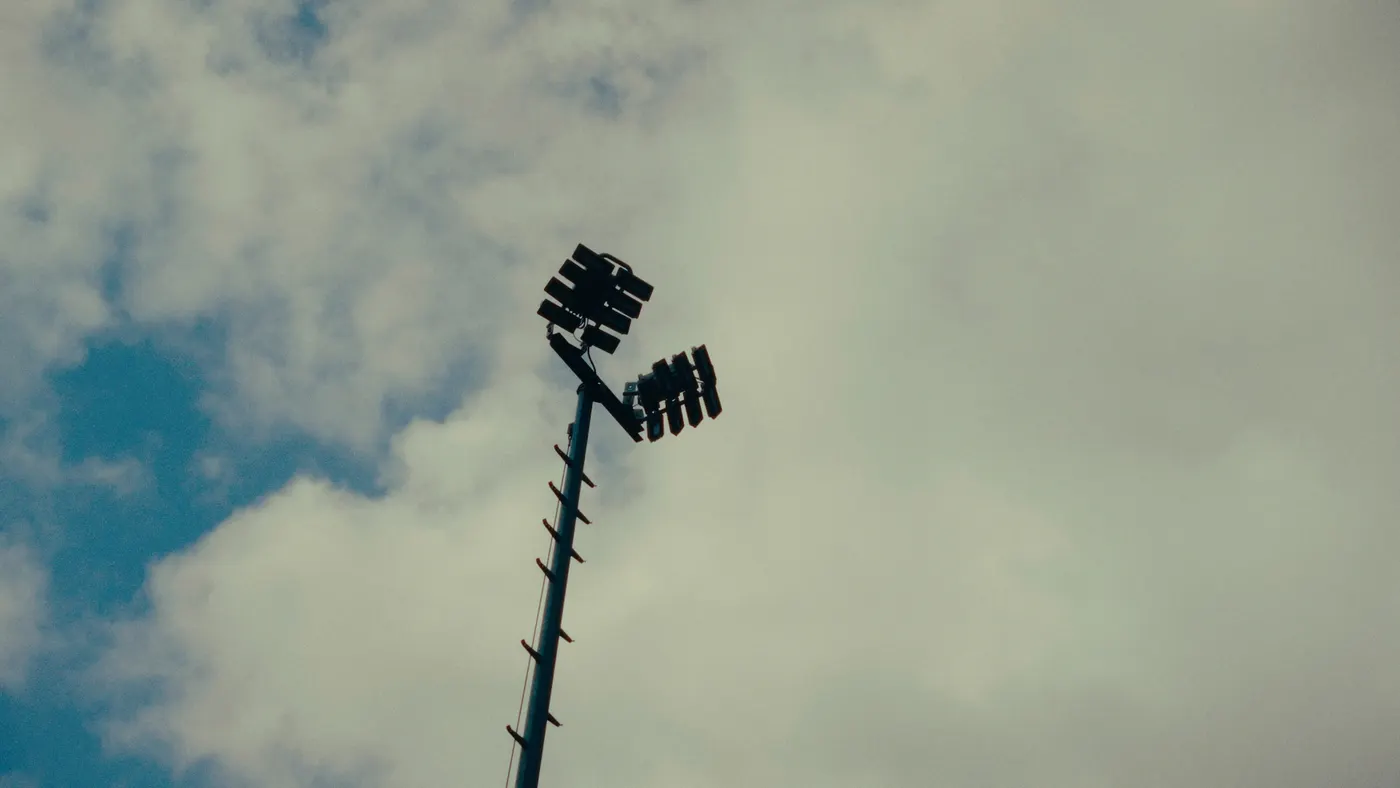 Een lichtmast tegen een bewolkte lucht